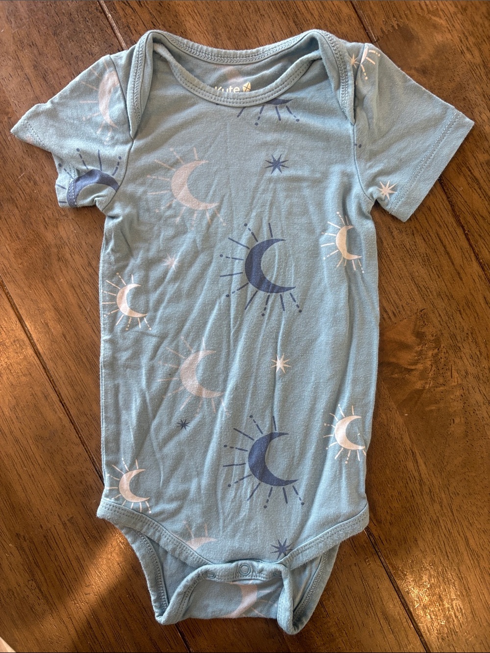 Kyte BABY Bamboo “Boho Moon” Print Bodysuit. Like New. Size: 6-12 mos. Unisex.